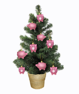 圣诞树用柳条篮子装饰着玩具猪。白色背景