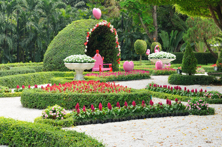 美丽的公园与凉亭和漂亮的人行道, 浪漫的地方照片