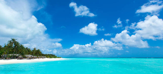 马尔代夫海滩度假村全景景观。暑假旅游假期背景概念。马尔代夫天堂海滩
