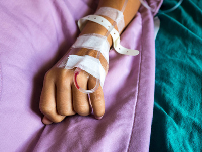 医疗,医疗保健和医疗概念生理盐水静脉滴注的病人和医院的输液泵病患