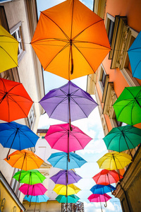 五颜六色的浮动雨伞, 街道装饰