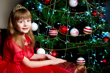 在圣诞树上的女孩