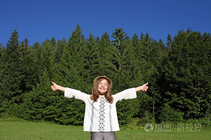 性格开朗的小女孩,用大拇指享受在大自然中