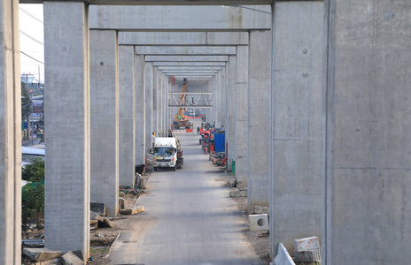 从长距离施工看水泥柱