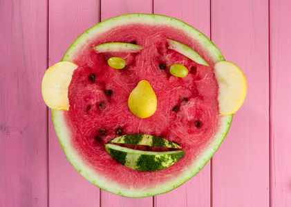 火龙果早餐煎饼与浆果 (草莓,樱桃,香蕉),有趣的脸水果猕猴桃香蕉的脸