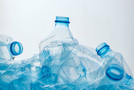 粉碎塑料瓶堆准备回收