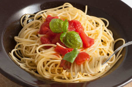 意大利面配新鲜番茄罗勒