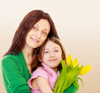 母亲和女儿与花束郁金香的肖像