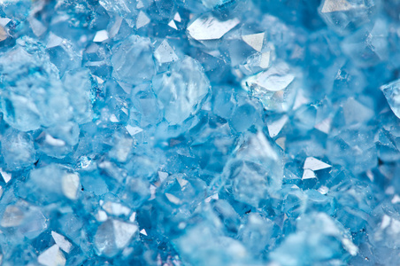 蓝色水晶玛瑙矿物及其模糊的自然背景