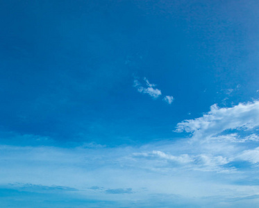 蓝色多云的天空背景与拷贝空间