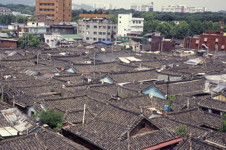 Kwanghwamun 地区的屋顶在韩国的首尔老城 Eastaasia。韩国, 首尔, 2006年5月