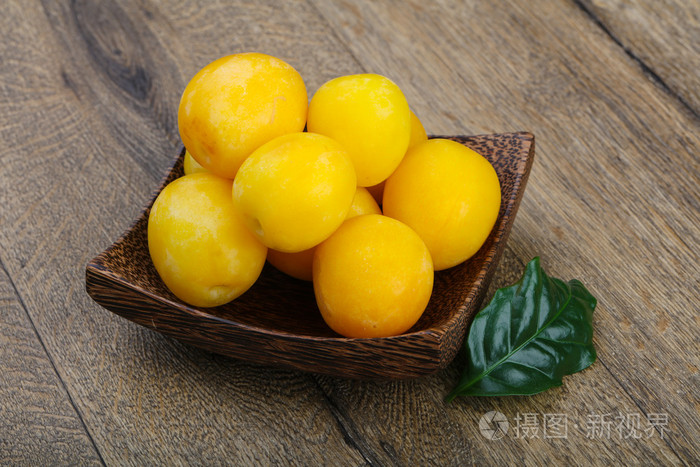 在碗里的梅子黄