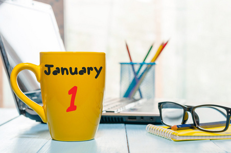 1 月 1 日.一天 1 月的月历上杯每天早上喝咖啡或茶 教师工作场所背景。冬天的时候。文本为空的空间