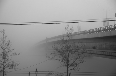桥梁在有雾的天气
