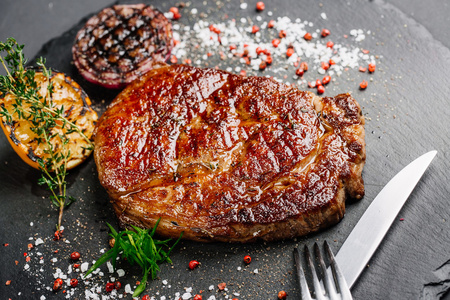 从大理石牛肉熟烤柠檬牛肉菲力牛排调味照片
