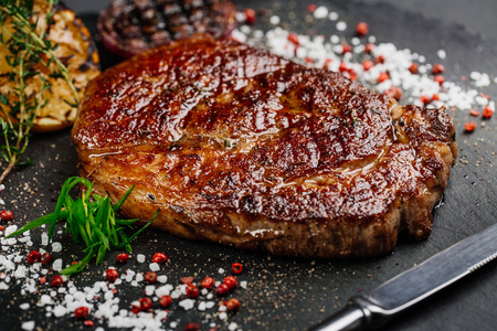 从大理石牛肉熟烤柠檬牛肉菲力牛排调味