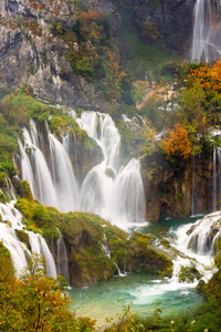 秋天的色彩和瀑布的十六国家公园