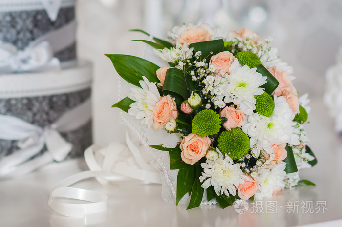 婚礼花束由玫瑰, 菊花, 放在桌