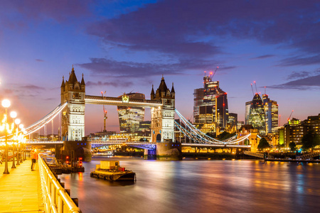 伦敦塔桥与伦敦市中心天际线大厦在背景, 伦敦英国