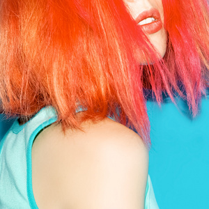 感性的女孩橙色头发时尚头发的颜色照片