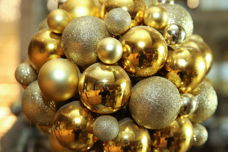 新年圆金球。圣诞舞会特写照片。三金黄圣诞节闪闪发光的球反对。圣诞球装饰
