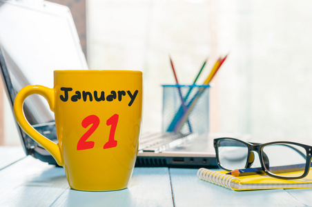 1 月 21 日.天 21 个月的日历上杯每天早上喝咖啡或茶，老师表背景。冬天的时候。文本为空的空间