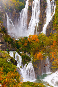 秋天的色彩和瀑布的十六国家公园