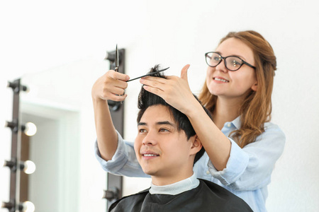 美容美发专业美发师与客户合作