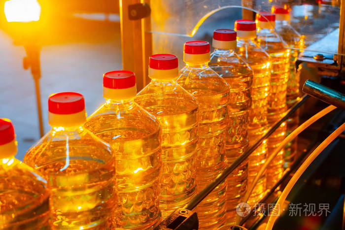 向日葵油 本厂生产线生产和灌装葵花籽精油 食品工业工厂输送机照片 正版商用图片0sxfi5 摄图新视界