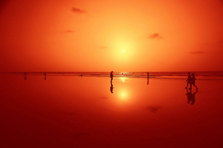 在印度的沙滩上的人, 海洋, 海岸, 度假概念