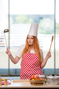 红发女郎厨师在厨房工作
