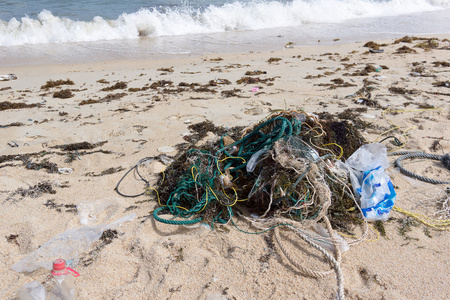 海滩上的塑料污染