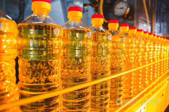 向日葵油 本厂生产线生产和灌装葵花籽精油 食品工业工厂输送机照片 正版商用图片0sxgpb 摄图新视界