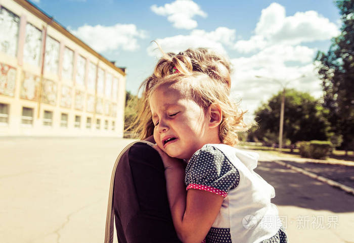 妈妈安慰婴儿.哭闹的孩子