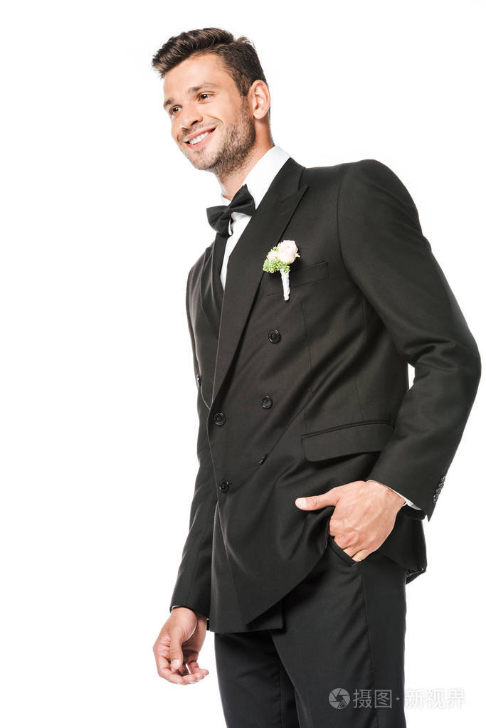 微笑的年轻新郎在时尚西装与胸花隔离白色照片-正版商用图片0sxjtl-摄