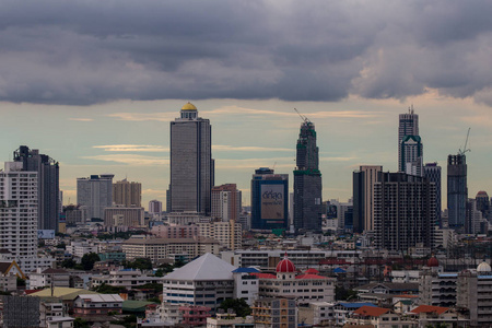 一个美丽的景色从曼谷在多云的一天, 许多摩天大楼