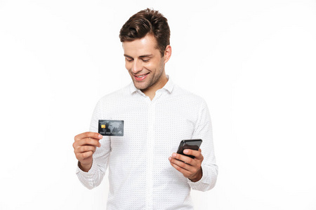 黑发人与深色头发持有智能手机和信用卡隔离的白色背景