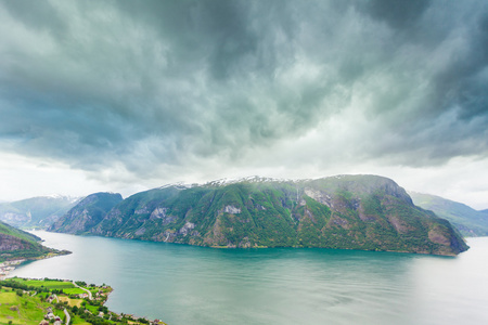 Aurland 从 Stegastein 的角度，挪威的峡湾