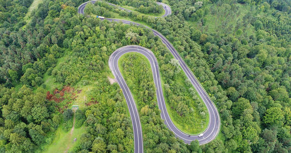 从空中看到的弯曲的道路鸟瞰图