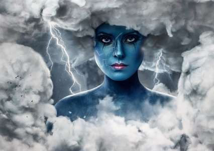 女性在拱的蓝皮肤的洁白的云朵图片