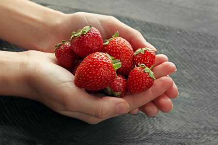 手牵草莓图片