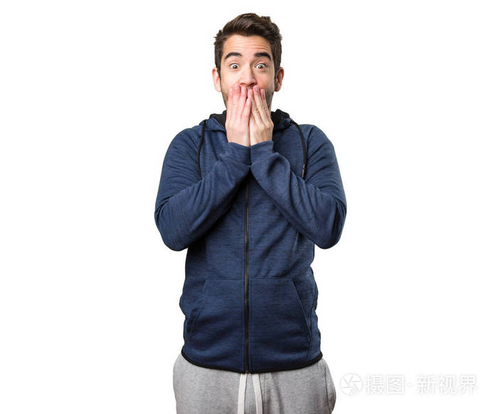 惊讶的年轻男子捂嘴上白色背景孤立
