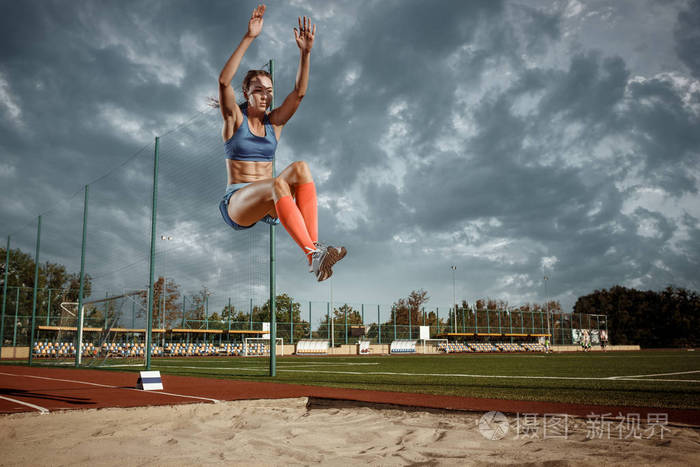 女运动员在比赛过程中执行一个长跳转
