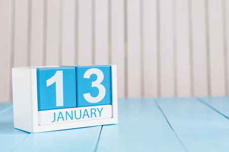1 月 13 日。一天 13 月，木制背景上的日历。冬天的时候。文本为空的空间