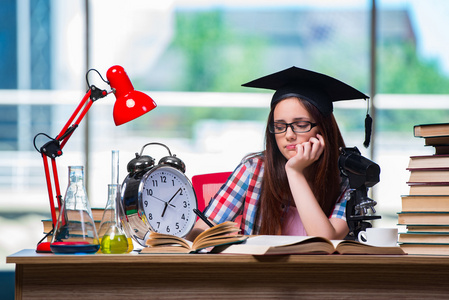 年轻女孩的大时钟为考试做准备照片