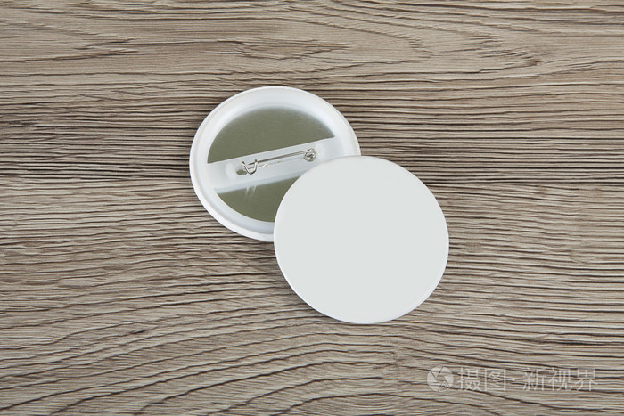 白色徽章前面和后面的观点,在一个木制的背景