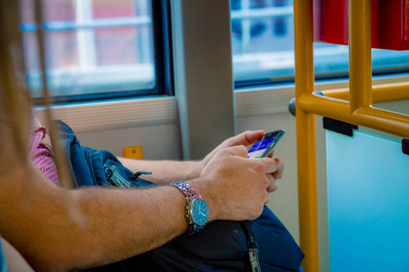 在波兰华沙乘公交车旅行时, 用智能手机关闭一个人