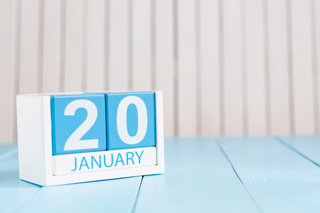 1 月 20 日。一天 20 月，木制背景上的日历。冬天的时候。文本为空的空间