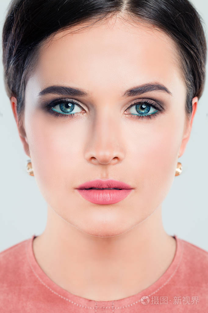 年轻漂亮的女人时尚模特与完美的妆容.粉红色的嘴唇和指甲