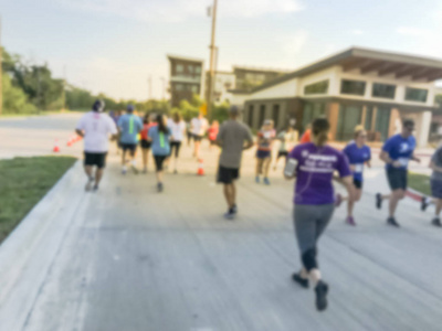运动模糊群赛跑者的所有能力在5k 企业挑战赛在美国德克萨斯州理查森。健身和健康的生活方式概念。运动员在路上奔跑。城市体育活动文摘